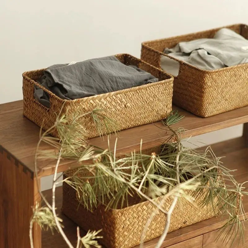 Cesta de fibra de mar tejida para decoración
