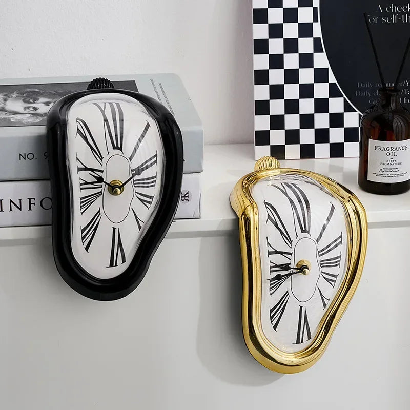 Reloj de pared derretido surrealista silencioso