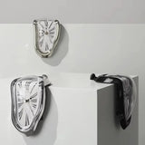 Reloj de pared derretido surrealista silencioso