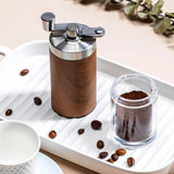 Molinillo de café portátil con acabado de madera