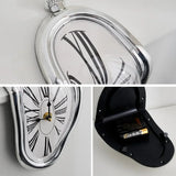 Reloj de pared derretido surrealista silencioso