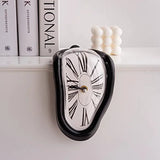 Reloj de pared derretido surrealista silencioso