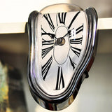 Reloj de pared derretido surrealista silencioso